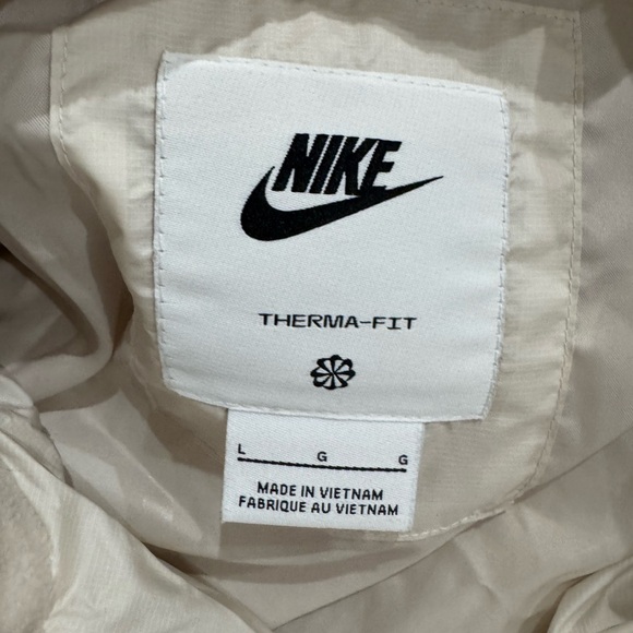 NEW Nike Sportswear Essential Therma-FIT Prima Parka in white - Picture 8 of 9